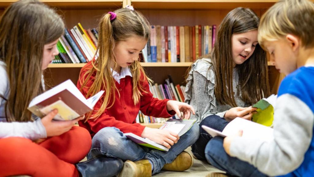 Niños en un taller de biblioteca.