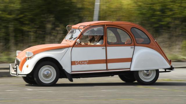 Citroën 2 CV en el Conservatorio Citroën (París).
