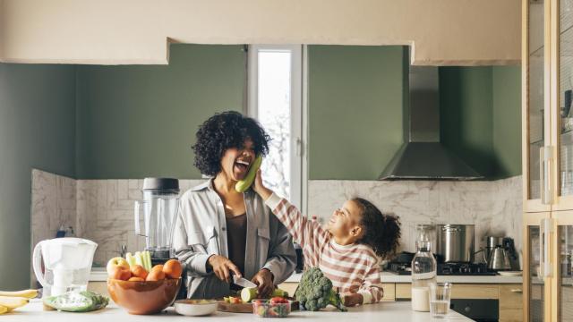 Madre e hija disfrutando en la cocina