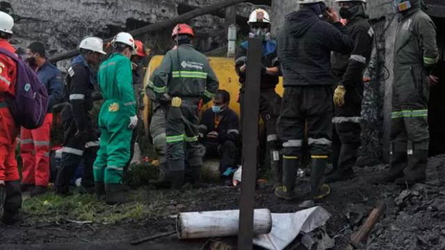 Los servicios de rescate asisten en el yacimiento donde hay siete mineros atrapados.