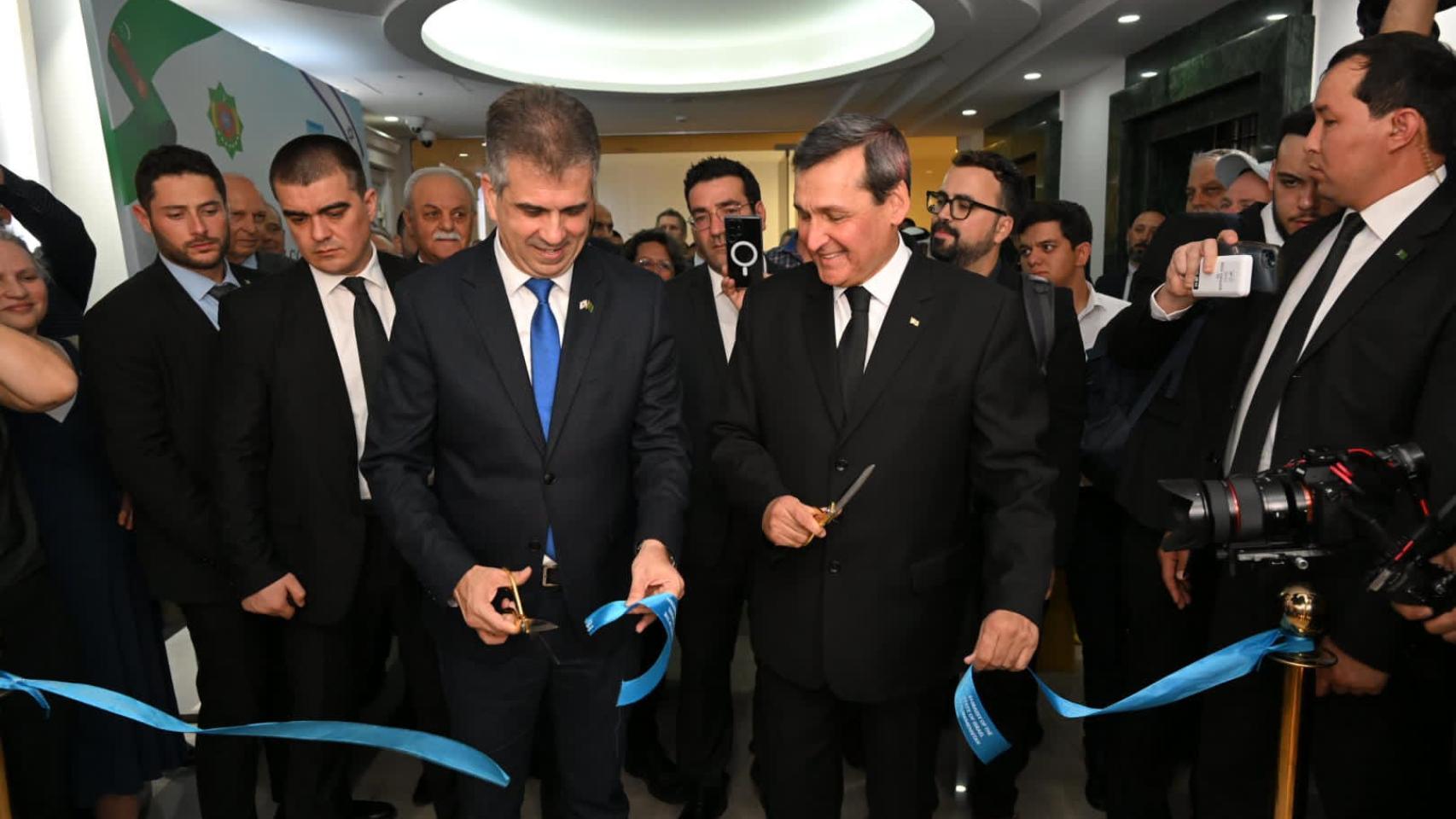 El ministro de Asuntos Exteriores israelí, Eli Cohen, inaugura la embajada en Ashgabat.