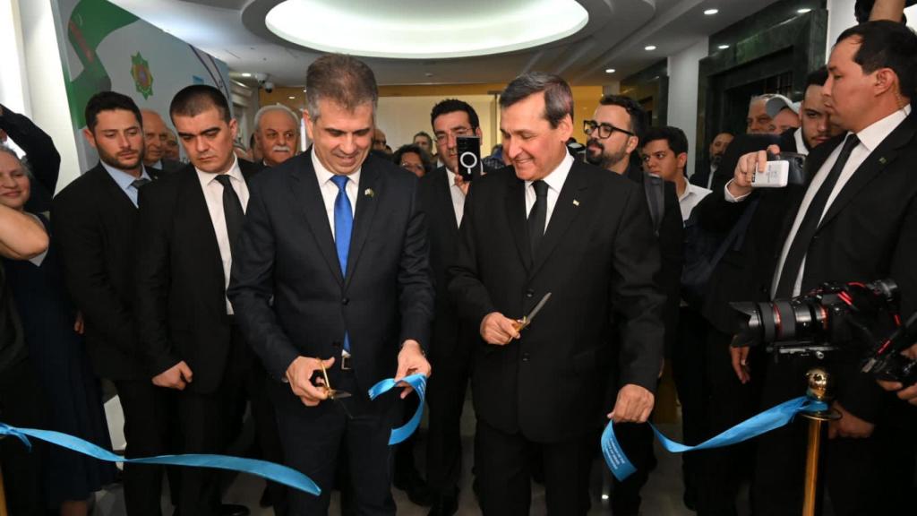 El ministro de Asuntos Exteriores israelí, Eli Cohen, inaugura la embajada en Ashgabat.