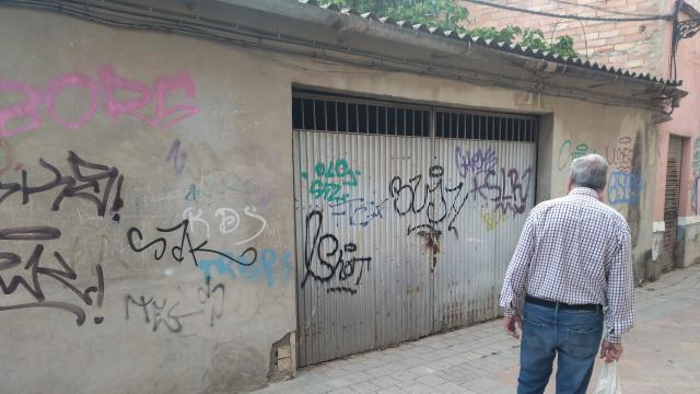 Un vecino de la calle Procesiones de Alcantarilla, este miércoles, contemplando el garaje en el que los niños encontraron una bolsa de basura con unos huesos humanos.