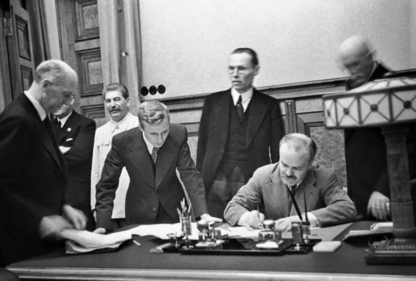 Firma del Tratado de no Agresión.