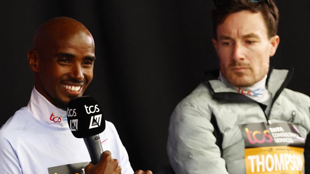 Mo Farah, durante la rueda de prensa de la Maratón de Londres junto a Chris Thompson.
