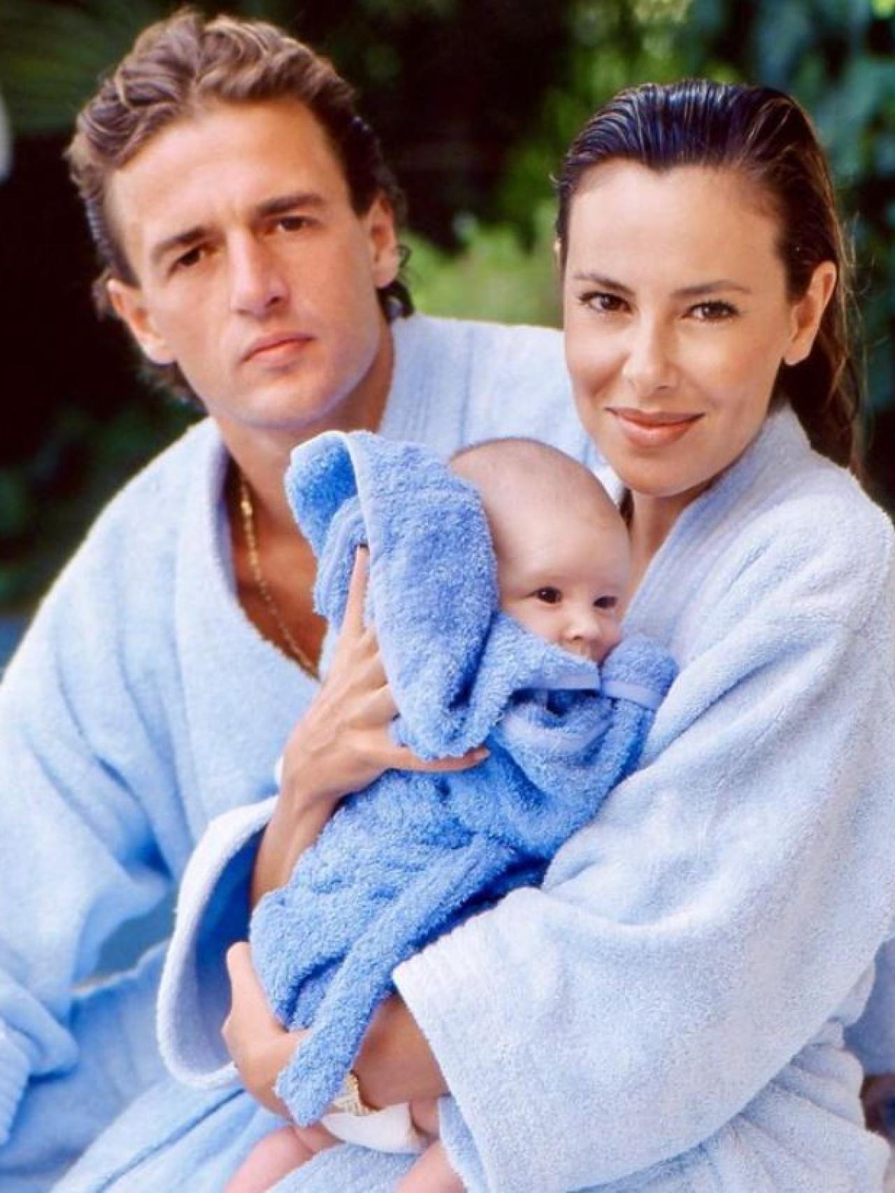Aless junto a sus padres, Ana Obregón y Alessandro Lequio, en una imagen de las redes sociales.
