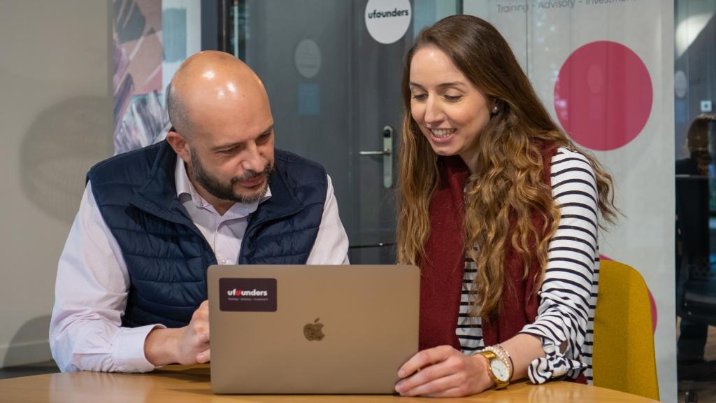Isabel Gimeno, Chief Happiness Officer de Ufounders junto a un compañero en su oficina.