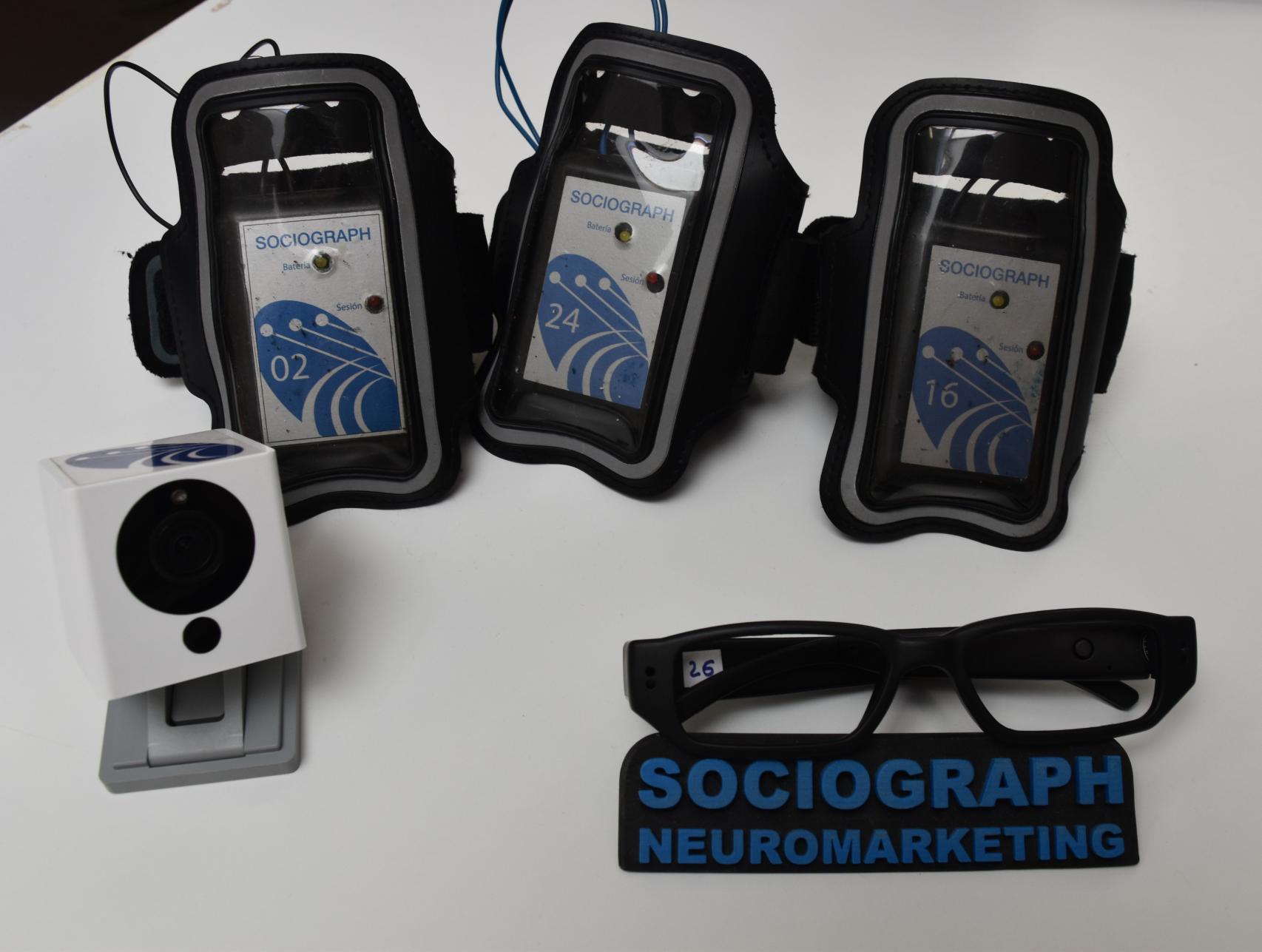 Brazalete, cámara y gafas con los que trabaja Sociograph