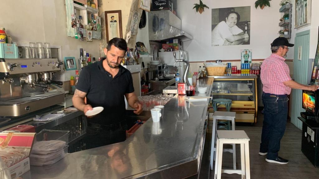 Ricardo, tras la barra del bar en el que el se criaron los hermanos Sánchez.