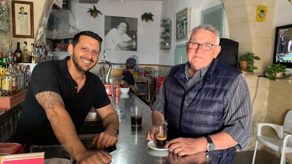 Ricardo, con uno de los fieles clientes del Bar 'El Chino'.