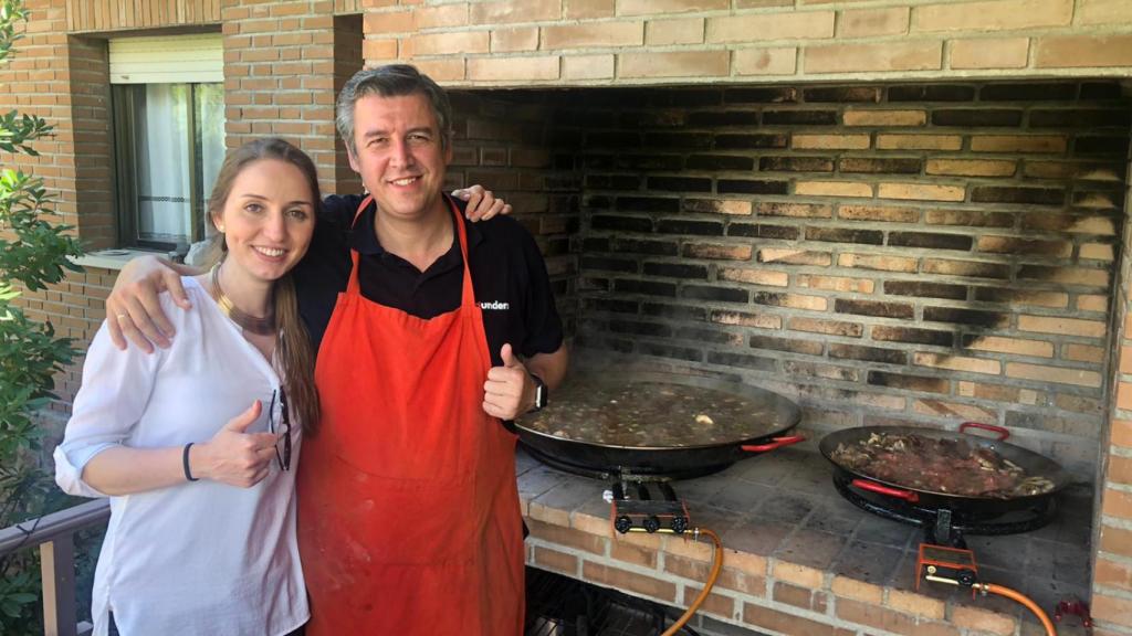 Isabel Gimeno junto a David Giner, el CEO de Ufounders, en un Teambuilding haciendo paella.