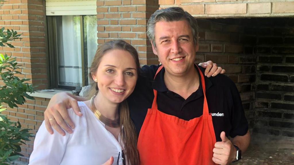 A la izquierda, fotografía personal de Isabel Gimeno. A la derecha, ella junto a David Giner, el CEO de Ufounders.