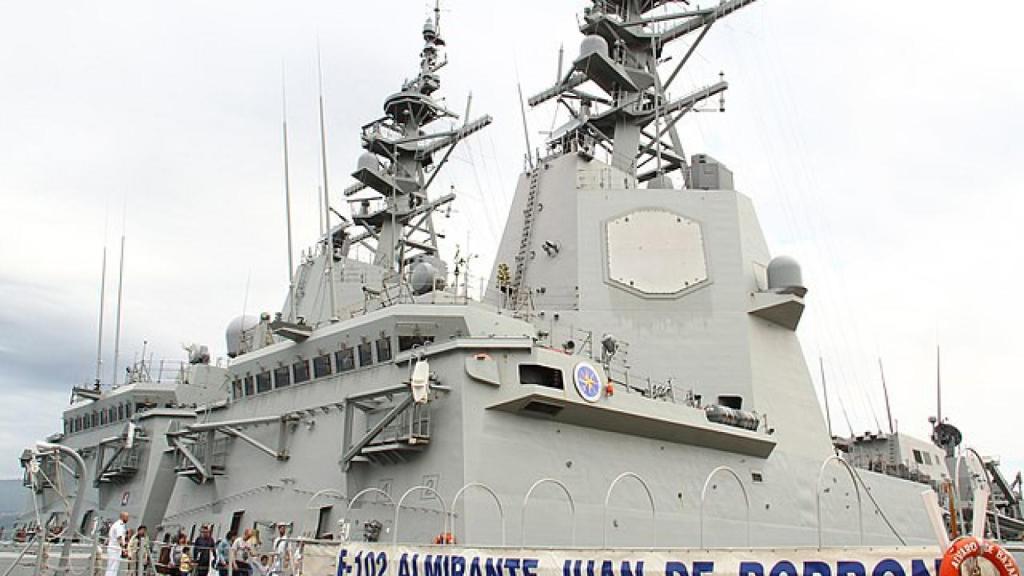 Fragata de la clase F-100 de la Armada Española con el sistema de combate Aegis integrado en su torre principal.