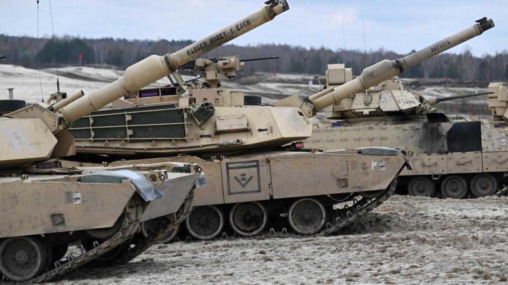 Tanques Abrams durante el entrenamiento de soldados polacos y estadounidenses en el campo de entrenamiento de Nowa Deba, sureste de Polonia, el 12 de abril de 2023.