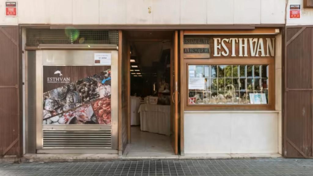 La puerta de la marisquería Esthvan en la que Enríquez Negreira gastó más de 27.000 euros en tres años