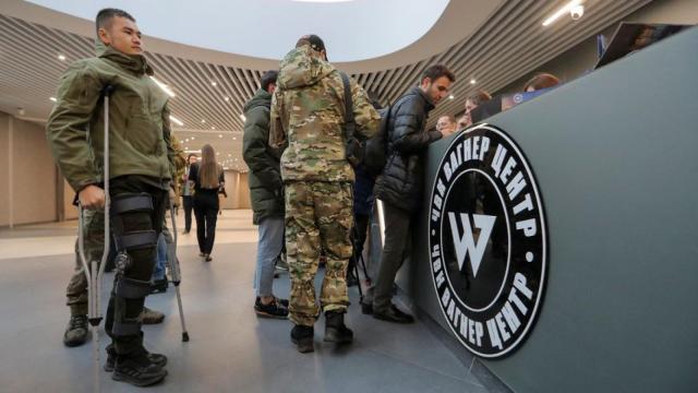 Miembros de Wagner en el bloque de oficinas del grupo en San Petersburgo.