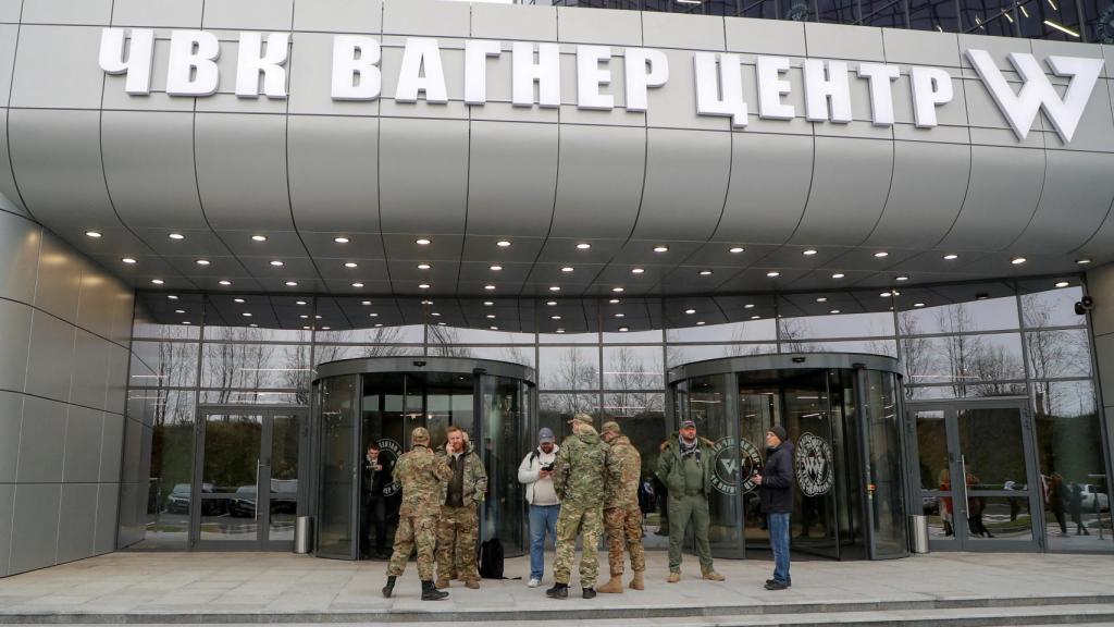 La gente se reúne frente al PMC Wagner Center, que es un proyecto implementado por el empresario y fundador del grupo militar privado Wagner Yevgeny Prigozhin, durante la inauguración oficial del edificio de oficinas en San Petersburgo, Rusia, el 4 de noviembre de 2022.