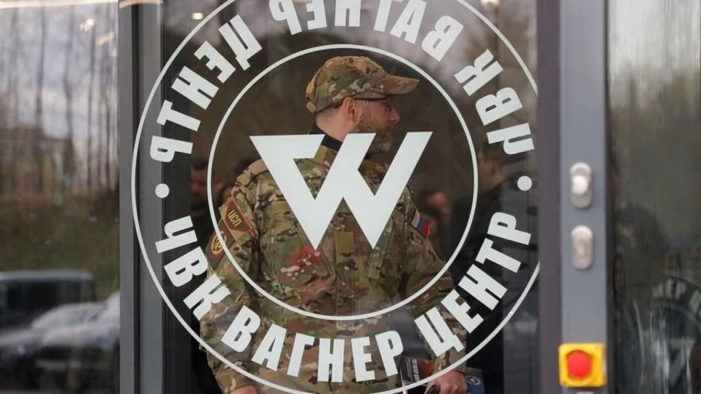Un hombre vestido con un uniforme de camuflaje sale del PMC Wagner Center, que es un proyecto implementado por el empresario y fundador del grupo militar privado Wagner Yevgeny Prigozhin, durante la inauguración oficial del bloque de oficinas en San Petersburgo, Rusia. , 4 de noviembre de 2022.