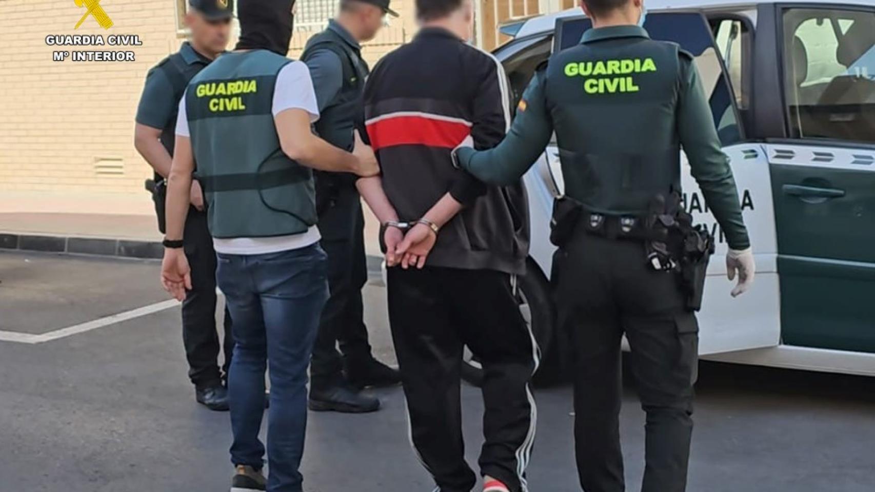 Imágenes facilitadas por la Guardia Civil de uno de los detenidos.