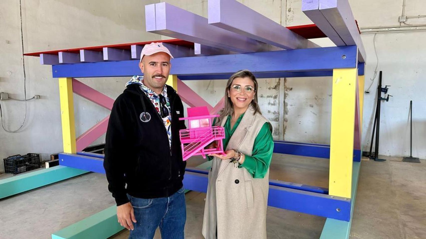 Antonyo Marest y la vicealcaldesa de Alicante, mostrando las nuevas casetas.