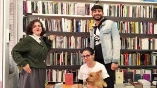 Carmen Juan y Sara Trigueros, sentada, con Adri Fauró en la librería 80 Mundos de Alicante.