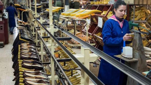 Trabajadores en una fábrica de calzado, en imagen de archivo.