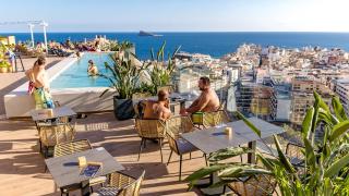 Varios turistas disfrutan de la Costa Blanca alicantina.