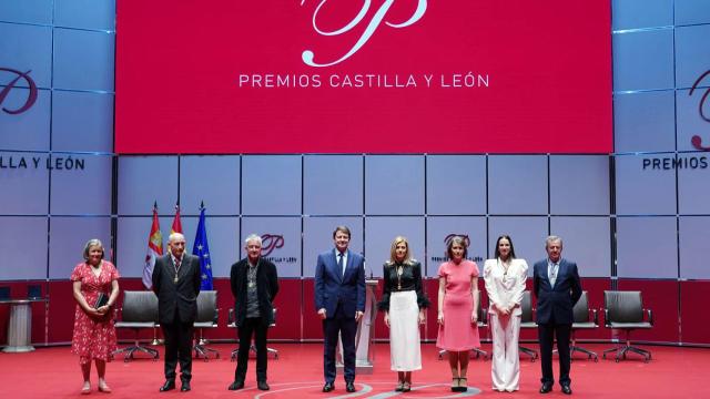 Foto de familia de Mañueco junto a los premiados