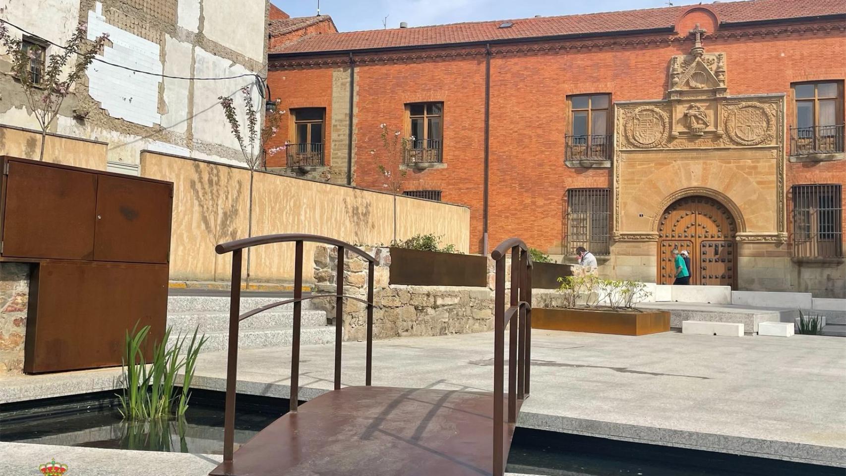 Nuevo puente peatonal sobre el estanque de la plaza San Francisco de Benavente