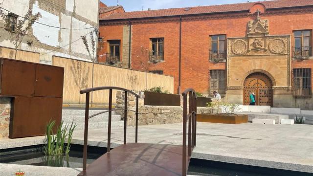 Nuevo puente peatonal sobre el estanque de la plaza San Francisco de Benavente