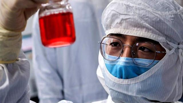 Un operario de laboratorio analiza una muestra.