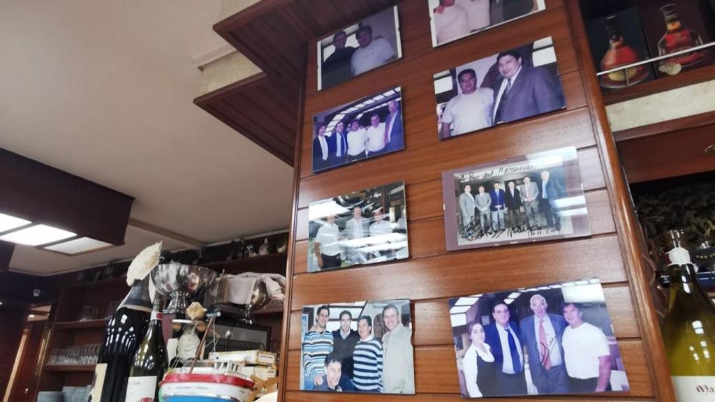 José María Enríquez Negreira en las paredes de la Marisqueria Esthvan junto a Luis Aragonés, su hijo Javier o Victoriano Sánchez Arminio