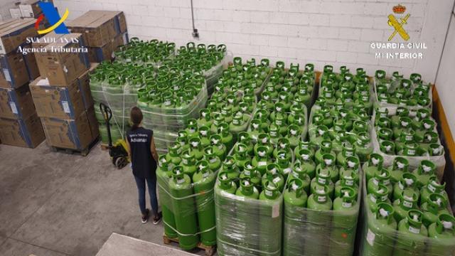 Bombonas de gases efecto invernadero incautadas por la Guardia Civil.
