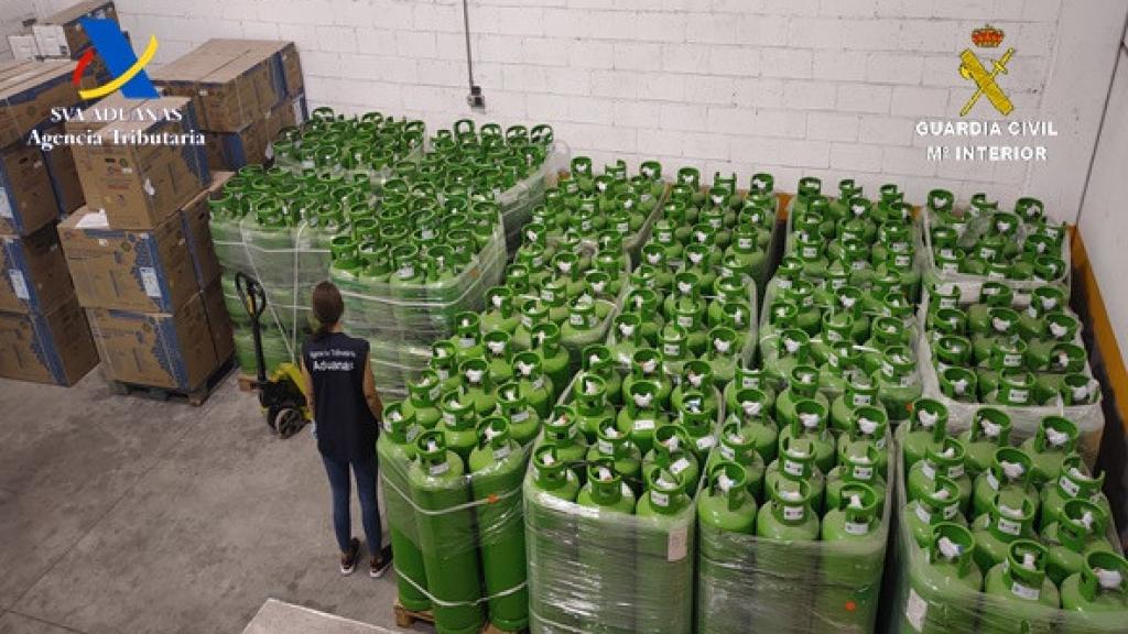 Bombonas de gases efecto invernadero incautadas por la Guardia Civil.