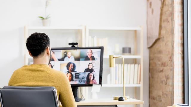 Imagen de archivo de un hombre que mantiene una reunión de trabajo.