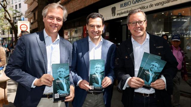 Juanma Moreno en una visita a Alcorcón junto al secretario general del PP de Madrid, Alfonso Serrano.