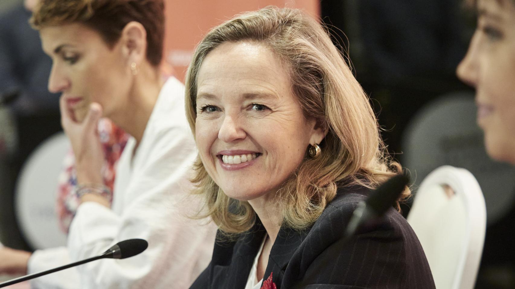 La vicepresidenta primera y ministra de Economía y Transformación Digital, Nadia Calviño, durante un desayuno informativo, en el Hotel Tres Reyes, a 21 de abril de 2023, en Pamplona, Navarra (España)