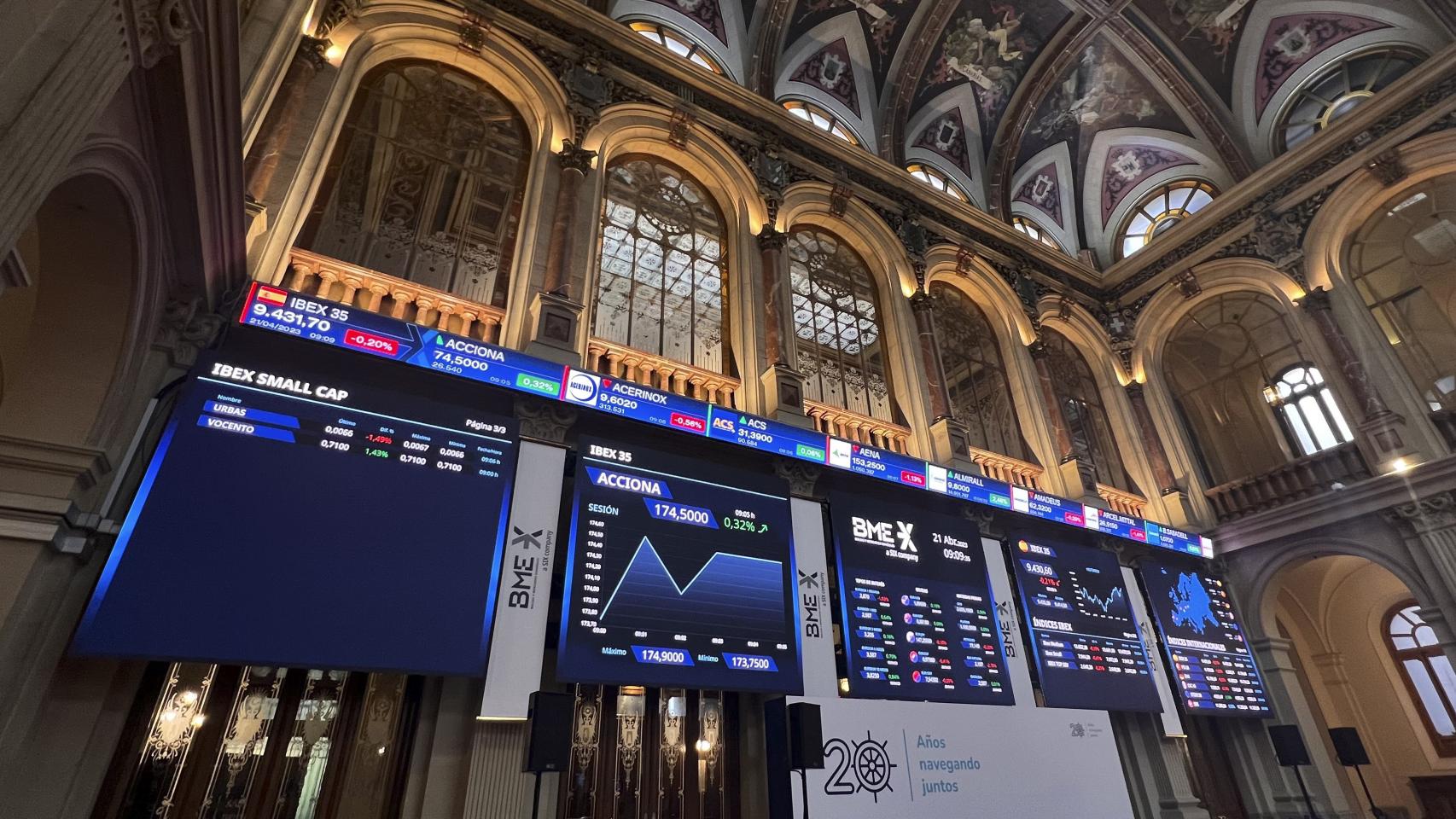 Un panel de cotización en el interior del Palacio de la Bolsa en Madrid durante la sesión de este viernes.