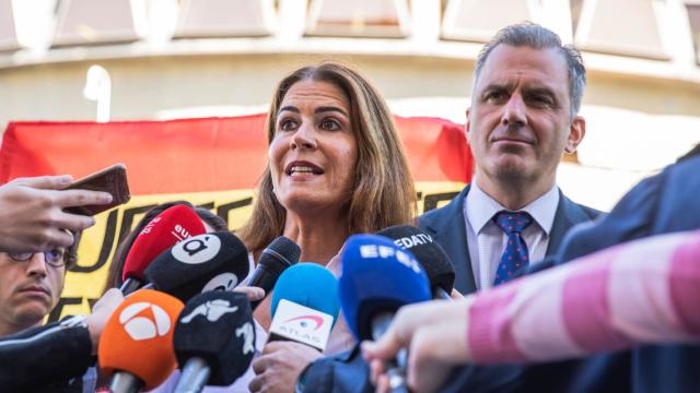 Carla Toscano junto a Javier Ortega Smith a las puertas del Tribunal Constitucional.
