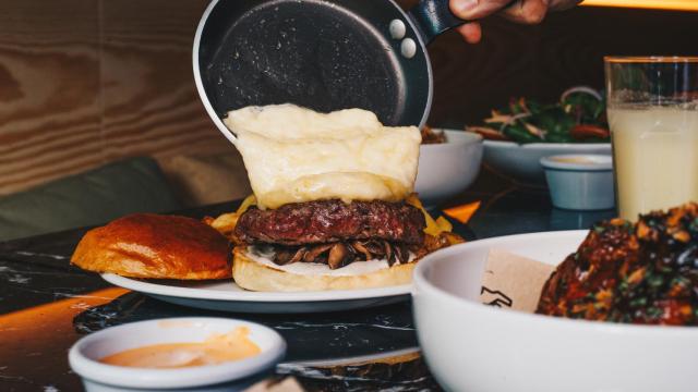 Hamburguesa la Heidi de La Carnaza, con base de champiñones y mayonesa trufada, que se termina en la mesa añadiendo el queso fundido.