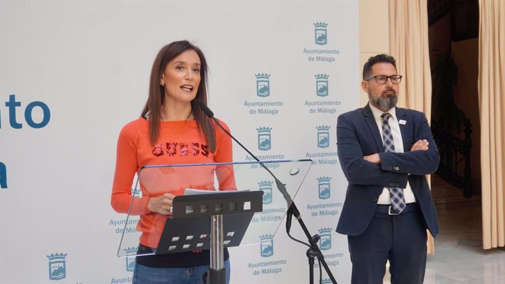 La portavoz municipal 'popular', Elisa Pérez de Siles, y el concejal delegado de Vivienda, Francisco Pomares, en rueda de prensa.