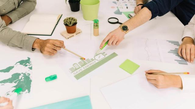 Grupo de empresarios organizando planes de ahorro energético