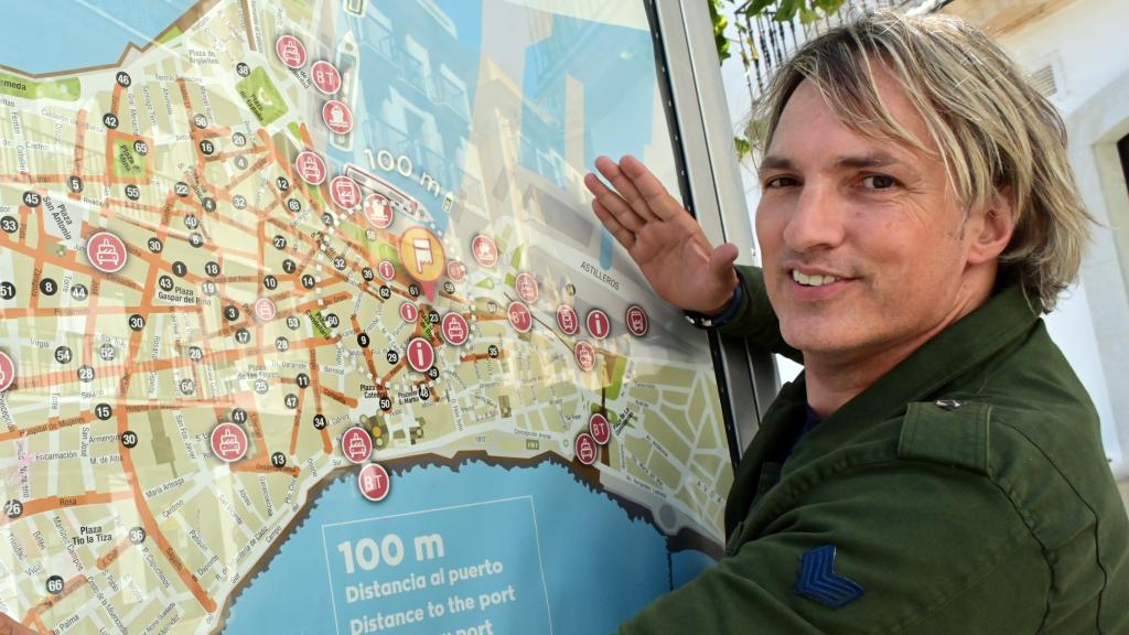 Ismael Beiro posa para EL ESPAÑOL junto a un cartel turístico del casco antiguo de Cádiz.