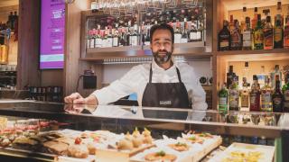Josean Merino, el 'Rey de los Pintxos', en su restaurante PerretxiCo, en Cuzco, Madrid.