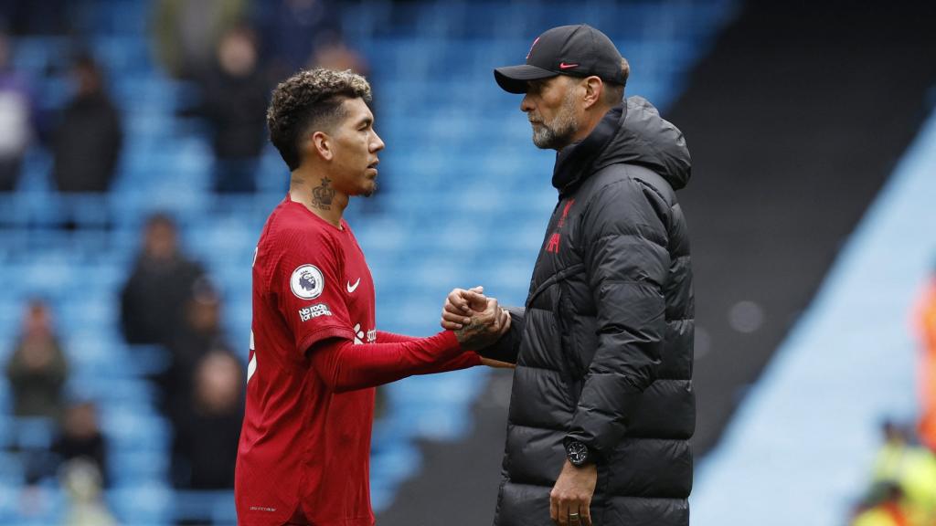 Roberto Firmino y Jürgen Klopp, durante un partido del Liverpool
