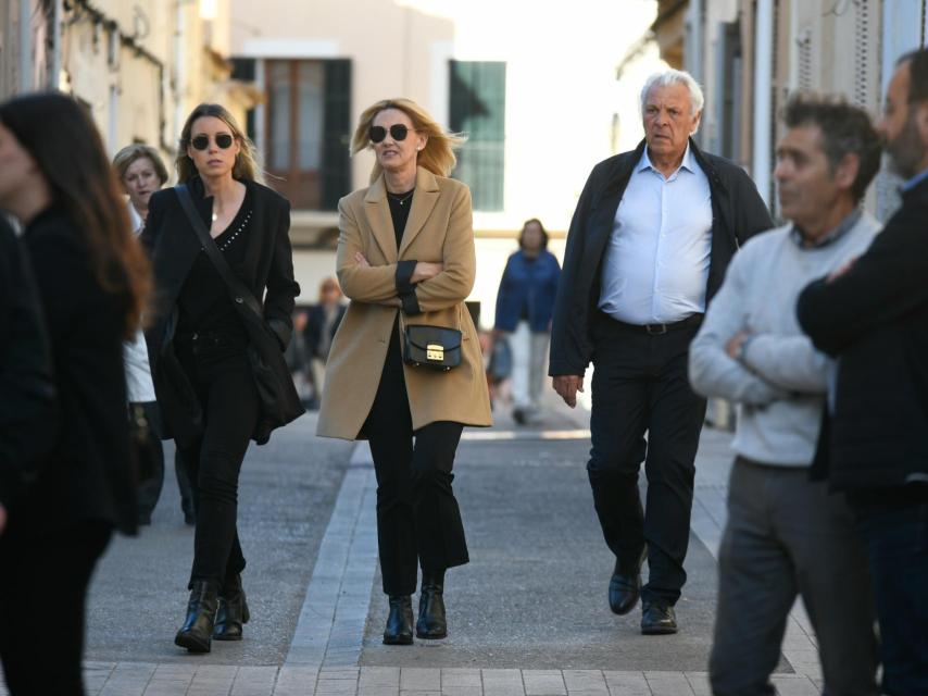 Maribel Nadal, Ana María Perera y Sebastián Nadal en el funeral de Miquel Perelló.
