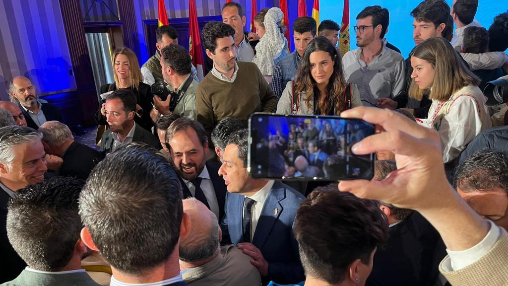 Lluvia de 'selfies' con Paco Núñez y Juanma Moreno