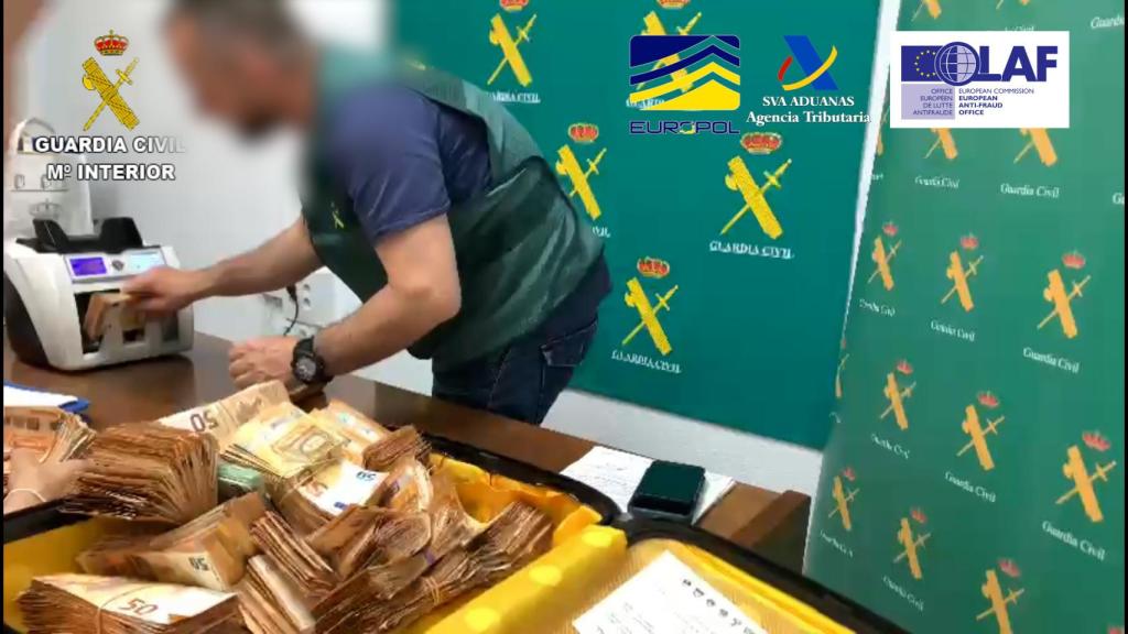 Parte del dinero en metálico intervenido durante la Operación Marum en Granada.