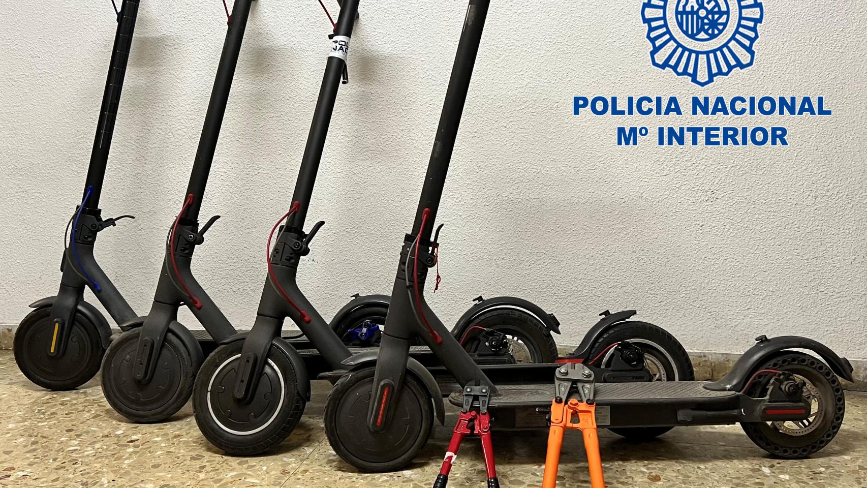 Los detenidos utilizan una herramienta tipo cizalla para romper los candados y llevarse los patinetes eléctricos.