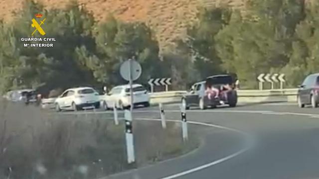 Investigado un conductor por circular con dos personas sentadas en las ventillas